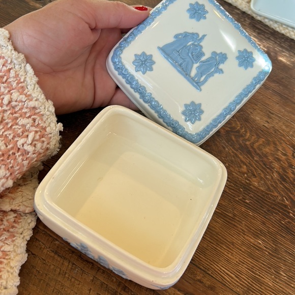 Wedgwood embossed trinket box - Picture 2 of 11